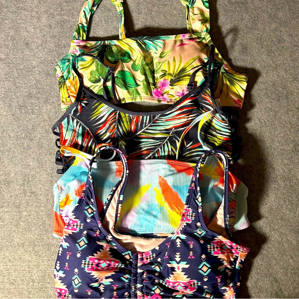 4 bikini tops. All size Medium. Great condition.